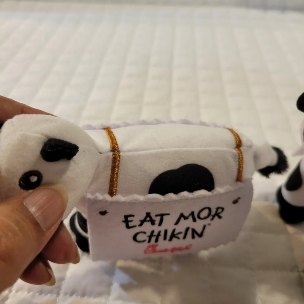 Chick-fil-A Cow Plush Toy Ornament Limited Edition Eat‎ Mor Chikin Collectible